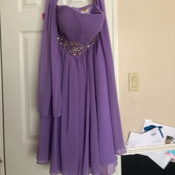 prom or homecoming dressing with matching shawl. - Picture 1 of 1